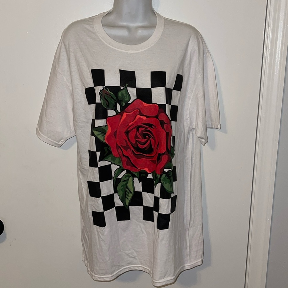 NWOT White Tee plaid black/white red rose
